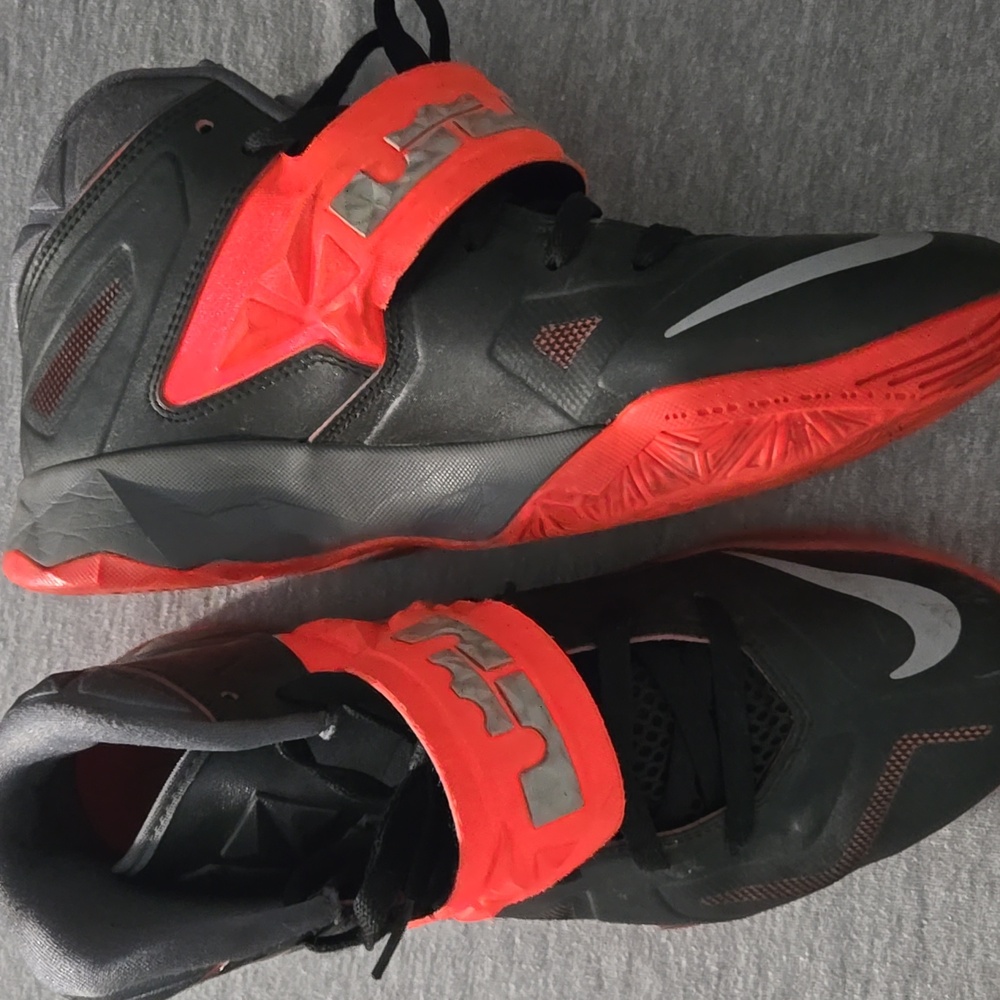 Nike Black and Red Athletic Shoes 10.5 - Picture 2 of 7